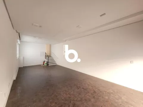 Loja reformada 100m² para alugar na Independência, POA