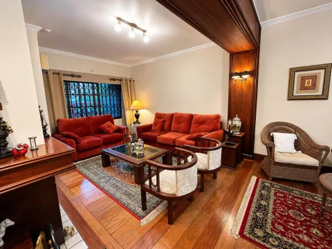 Casa de Alto Padrão com 3 Dormitórios e Piscina no Bela Vista