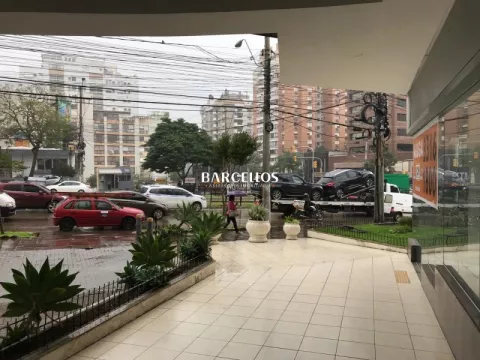 Loja com 2 banheiros e 400m² para alugar no bairro Boa Vista, Porto Alegre
