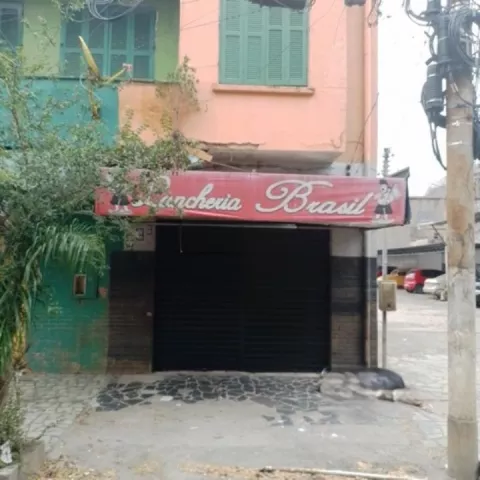 Loja De Calcada em frente a Praca Pinheiro Machado