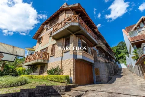 Casa com 3 quartos, 4 banheiros e 316m² à venda no bairro Ipanema, Porto Alegre