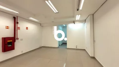 Loja térrea com 71 m² de área privativa, localizada na Rua dos Andradas.