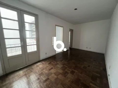 APARTAMENTO DE FRENTE COM 2 DORMITÓRIOS NA AUXILIADORA, ENSOLARADO, AREJADO E COM EXCELENTE LOCALIZAÇÃO